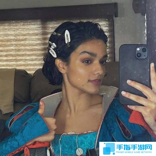 口碑崩盘！“拉丁公主”晒电影幕后照：笑容傻气十足