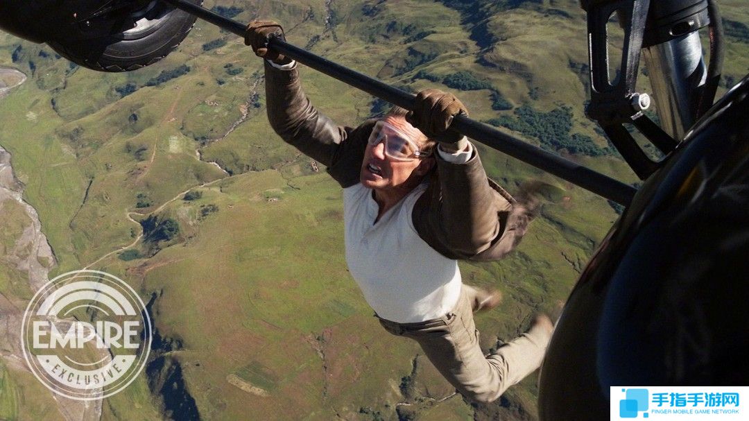 《碟中谍8》杂志封面图及新剧照 阿汤哥再次扒飞机