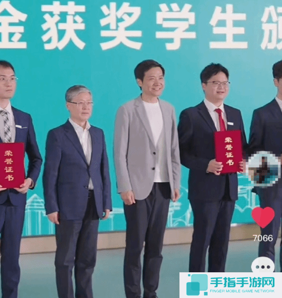 雷军晒照预热小米YU7：帅车与樱花的绝美搭配