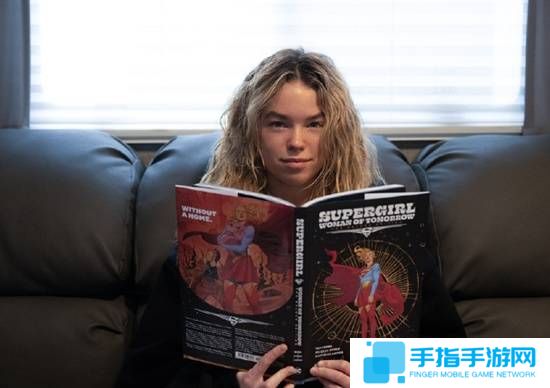 DC《超女》大电影首曝片场照 女主看超女漫画