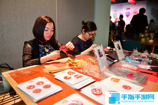 海派剪纸新生代艺术家李诗忆老师（左）与海派面塑第三代传人汤健老师（右）现场创作