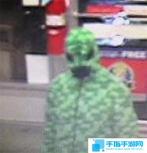 男子穿《我的世界》苦力怕服装** 特效是自爆？